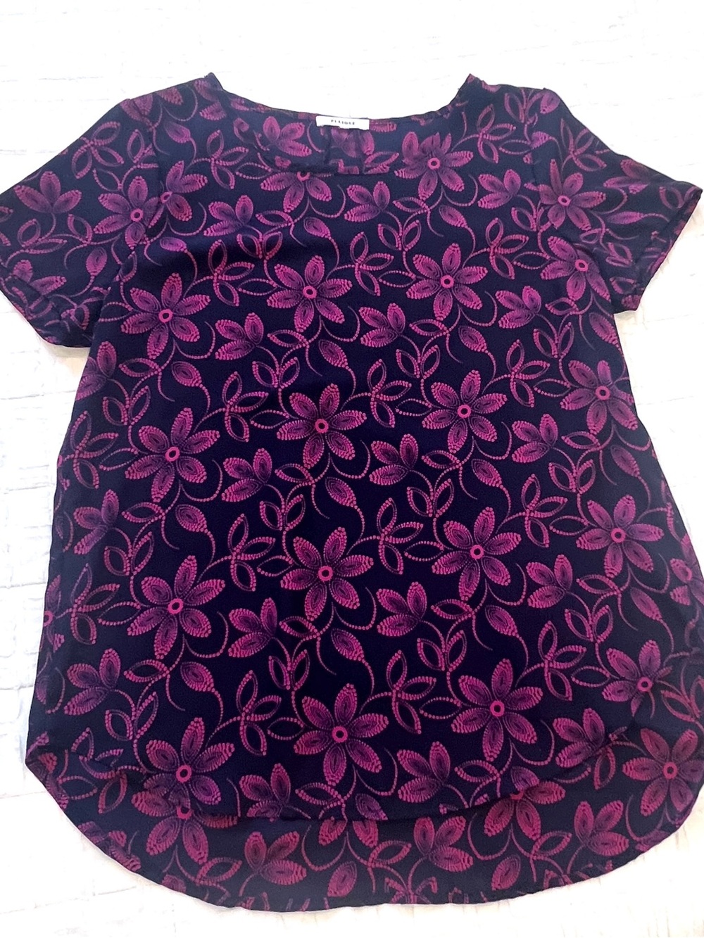 Pleione Scoop Hem SS Top in Purpley-Pink on Black. EUC